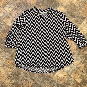 Cato 18/20W black and white chevron. 3/4 sleeves. Seam down front middle.